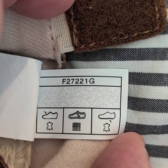 Kid's UGG Slippers - Picture 16 of 16